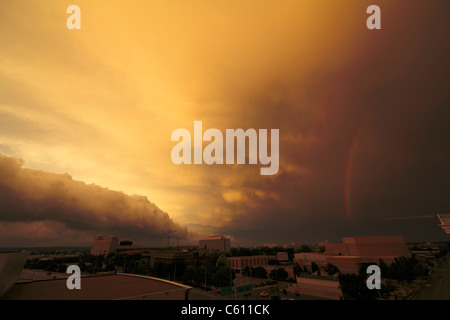 Debolmente visibile doppio arcobaleno sulla destra, squall line e nuvole mammatus in centro con roll cloud al di sotto sulla sinistra. Foto Stock