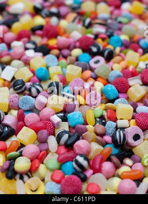 Colorato assortimento di dolci per i bambini e la caramella. Liquirizia allsorts, smarties, ananas a cubetti, dei humbugs, bomboni, dolly miscele e Jelly Beans Foto Stock