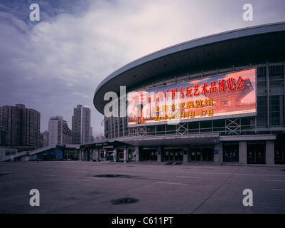 Gigantesco schermo a LED sul stadium nella periferia di Shanghai. Foto Stock