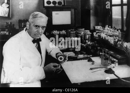 Il dott. Alexander Fleming, (1903-1972), scienziato scozzese più noto per la sua scoperta della sostanza antibiotico penicillina. Egli ha condiviso il 1945 premio Nobel con Howard Florey e Ernst Chain, che hanno contribuito alla creazione di medical penicillina. Foto Stock