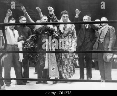 Max Schmeling, con accompagnatori, dando il saluto nazista dopo la sua vittoria su Steve Hamas ad Amburgo, Germania, 10 marzo 1935. Foto Stock