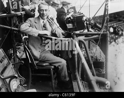 Graham McNamee (1888-1942), nel suo box alla Griffith Stadium, Washington D.C., la radiodiffusione il secondo gioco del 1924 World Series. La pionieristica emittente radio era la più famosa personalità nel 1920s. Foto Stock