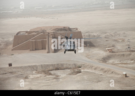Un esercito americano Black Hawk elicottero si libra sopra l antica Ziggurat di Ur vicino a Nassiriya in Iraq 11 ottobre 2009. Vista aerea mostra il Foto Stock