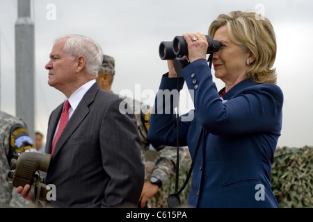 Hillary Clinton e Robert M. Gates si affacciano sulla Corea del Nord dal punto di osservazione Ouellette durante un tour della zona demilitarizzata in Corea del Sud. Il 21 luglio 2010. (BSLOC 2011 12 207) Foto Stock