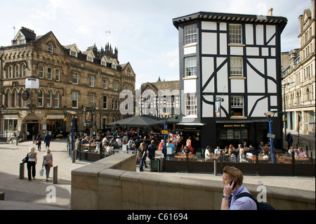 Il centro città di Manchester. Il vecchio Wellington Inn (1552) e Sinclairs Oyster Bar nel caos Square. Cattedrale precinct Foto Stock