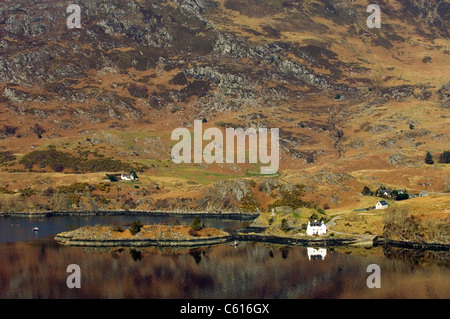 Il Jetty, house e rovinato Strome Castello a Stromemore sul Loch Carron, Highlands Scozzesi. Vicino a Kyle of Lochalsh. La Scozia, Regno Unito Foto Stock