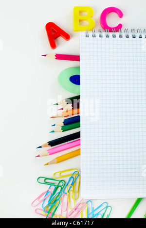 Close-up di vari oggetti necessari nella scuola il processo formativo Foto Stock