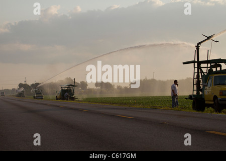 Canon di acqua utilizzato per l'irrigazione delle colture in Florida Foto Stock