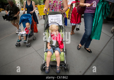 Il passeggino brigata chiede maggiore protezione da sostanze chimiche tossiche Foto Stock