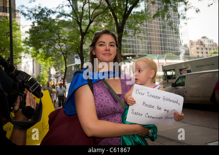 Il passeggino brigata chiede maggiore protezione da sostanze chimiche tossiche Foto Stock