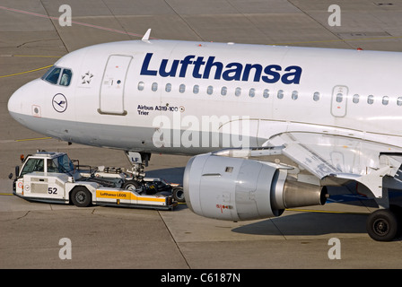 Lufthansa Airbus A319-100 passeggeri aerei tirato dal rimorchiatore Foto Stock