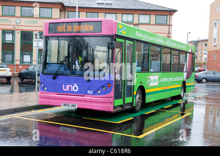 Single decker alla fermata dell autobus di Elstree e Borehamwood Station. Foto Stock