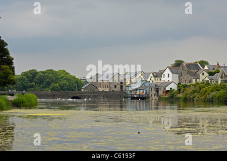 Il River side bar o ristorante sulle rive del fiume Cleddau, Pembroke, Galles Foto Stock