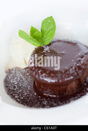 Souffle al cioccolato con salsa di cioccolato e gelato alla vaniglia. Foto Stock
