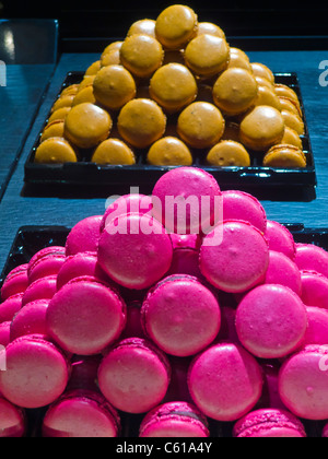 Close Up, French Chocolatier Shop, "Maison Georges Larnicol", pasticcini, macaron colorati, in mostra in vetrina, pasticceria francese, negozio di dolciumi parigi, dettaglio, alimenti ultra lavorati Foto Stock