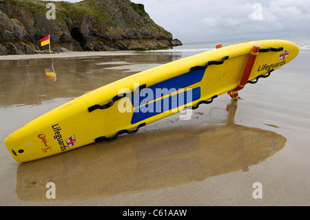 R.N.L.I. Schede di soccorso pronto per essere usato in caso di emergenza sulla spiaggia di Tenby, Galles con l'isola di Santa Caterina e. Foto Stock