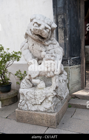 Leone di pietra statua a guardia di una porta in Il Giardino di Yuyuan a Shanghai in Cina Foto Stock