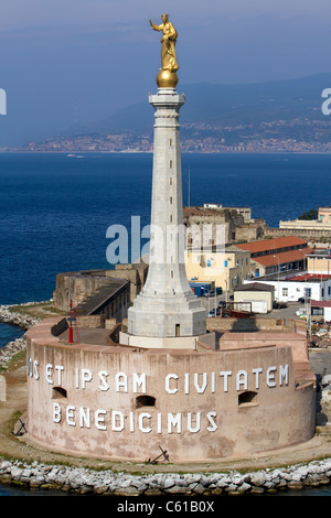 Messina Sicilia Italia ingresso del porto con la statua e memorial. Stele di Madonna con Vos et ipsam civitatem benedicimus Foto Stock