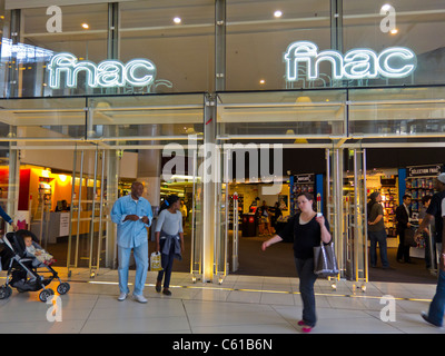 Parigi, Francia, piccoli affollamenti, Front, ingresso ai grandi magazzini FNAC al CNIT, Business Center la Défense, paris Shops door Foto Stock