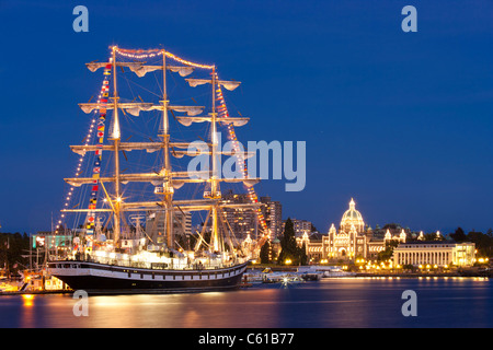 Il russo tall ship Pallada ormeggiato al porto interno al crepuscolo-Victoria, British Columbia, Canada. Foto Stock