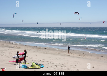 Il kite surf a Waddell Creek Beach a Santa Cruz County, California Foto Stock