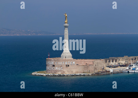 Messina Sicilia Italia ingresso del porto con la statua e memorial. Stele di Madonna con Vos et ipsam civitatem benedicimus Foto Stock