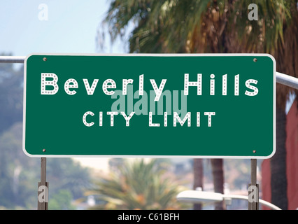 Beverly Hills città limiti segno con palme. Foto Stock