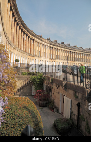 Giardino sommerso nella Royal Crescent, Bath, Inghilterra. Foto Stock