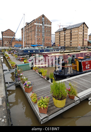 Canal strette barche e yacht e altri fiume imbarcazioni ormeggiate presso il recentemente ristrutturato docks in Gloucester, Gloucestershire in Inghilterra Foto Stock