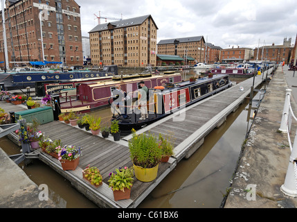 Canal strette barche e yacht e altri fiume imbarcazioni ormeggiate presso il recentemente ristrutturato docks in Gloucester, Gloucestershire in Inghilterra Foto Stock