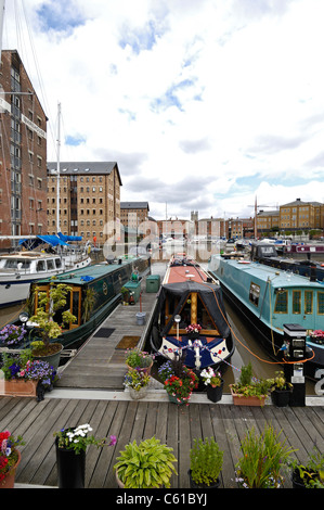 Canal strette barche e yacht e altri fiume imbarcazioni ormeggiate presso il recentemente ristrutturato docks in Gloucester, Gloucestershire in Inghilterra Foto Stock