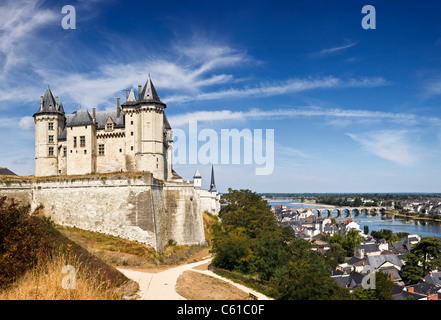 Saumur chateau che si affaccia sulla città e sul fiume Loira, Maine et Loire, Valle della Loira, Francia Foto Stock