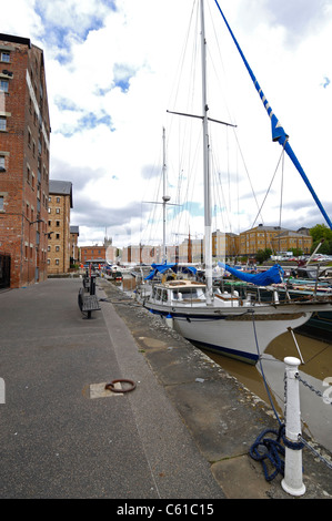 Canal strette barche e yacht e altri fiume imbarcazioni ormeggiate presso il recentemente ristrutturato docks in Gloucester, Gloucestershire in Inghilterra Foto Stock