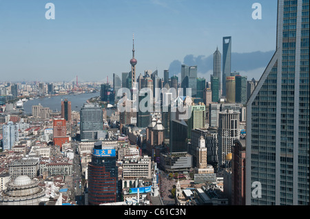 Vista aerea della Skyline di Pudong e il fiume Huangpu dal Radisson Hotel. Shanghai, Cina Foto Stock