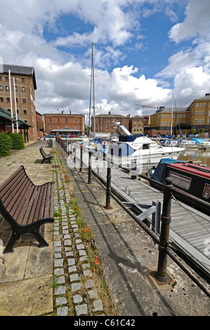 Canal strette barche e yacht e altri fiume imbarcazioni ormeggiate presso il recentemente ristrutturato docks in Gloucester, Gloucestershire in Inghilterra Foto Stock