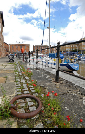 Canal strette barche e yacht e altri fiume imbarcazioni ormeggiate presso il recentemente ristrutturato docks in Gloucester, Gloucestershire in Inghilterra Foto Stock