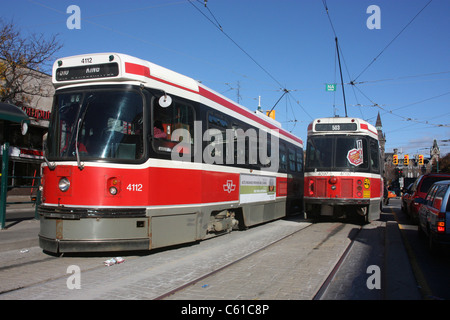 Vetture tranviarie di Toronto ha TTC attraversamento di giunzione in un blocco del traffico nelle ore di punta su Spadina Central Toronto Canada Foto Stock