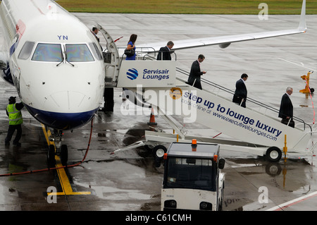 BA Cityflyer aeromobile Embraer sul piazzale dell'aeroporto di Edimburgo in Scozia dello sbarco di passeggeri British Airways jet Foto Stock