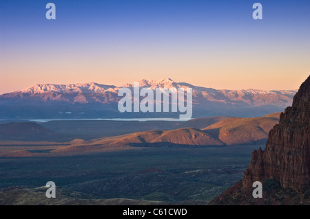 La mattina presto luce trova il modo per il fondo della Parker Creek scogliere area. Tonto Foresta Nazionale di Roosevelt vicino lago. AZ. Foto Stock