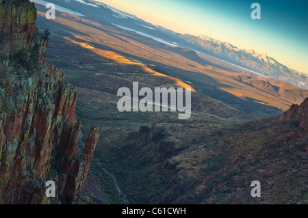 La mattina presto luce trova il modo per il fondo della Parker Creek scogliere area. Tonto Foresta Nazionale di Roosevelt vicino lago. AZ. Foto Stock