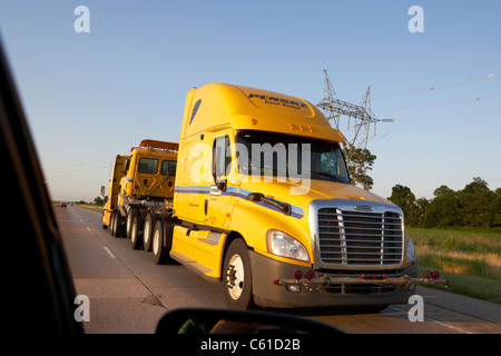 Il passaggio di semi carrello offrendo altre unità del trattore mentre si guida lungo una strada negli Stati Uniti Foto Stock