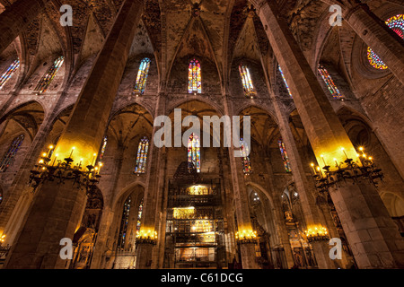 Interni ornati di La Palma Mallorca Basilica, mostrando grande arco con nicchie di begli intagli e sculture. Foto Stock