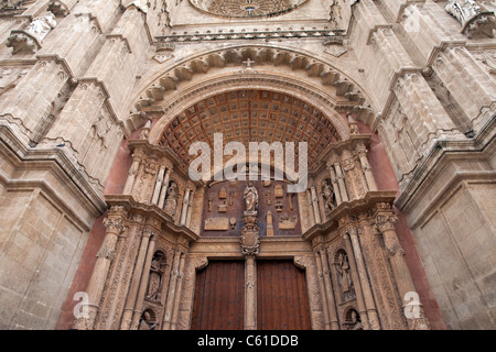 Ornano la porta di ingresso della Palma Mallorca Basilica, mostrando grande arco con nicchie di begli intagli e sculture. Foto Stock