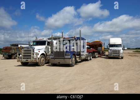 Semi carrelli parcheggiati in arresto carrello area di parcheggio nelle zone rurali di Manitoba in Canada Foto Stock