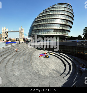 Ampio angolo di visione della banca del sud, il Municipio e il Tower Bridge di Londra. Foto Stock