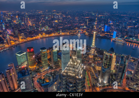 Antenna vista notturna della Skyline di Pudong e il CBD dalla piattaforma di visualizzazione del World Financial Center di Shanghai, Shanghai, Cina Foto Stock