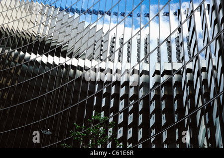 Il Lloyds Building riflessa nella Willis costruzione lungo la strada. Foto Stock