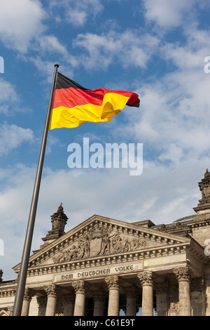 La bandiera tedesca vola fuori del Reichstag a Berlino, Germania. Foto Stock