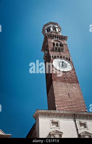 La Torre dei Lamberti, una torre dell orologio la misura 84 metri di altezza. Verona, Italia Foto Stock