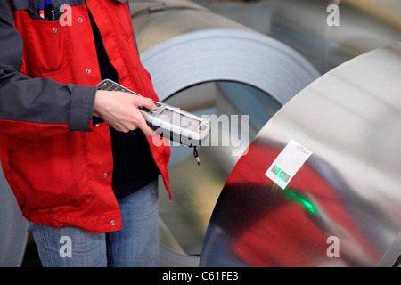 Un lavoratore ha scansionato il rullo in acciaio produzione Foto Stock